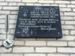В память о подвиге Виктора Захарченко на водную гладь Юбилейного возложили цветы